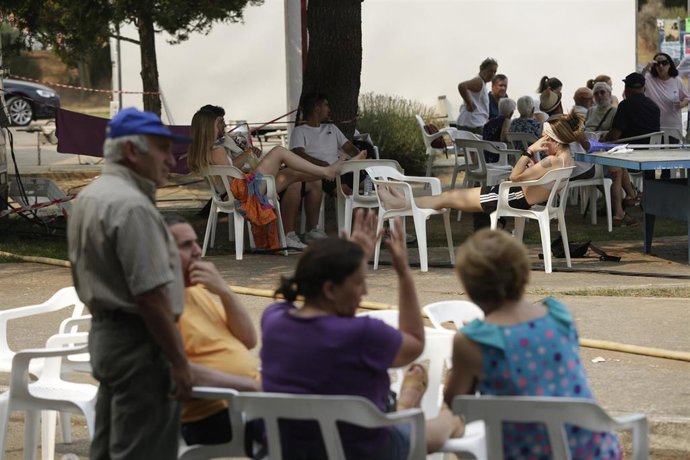 Vecinos de las localidades desalojadas por el incendio esperan a poder volver a sus casas en el pabellón municipal de La Bañeza, a 12 de agosto de 2025, en León, Castilla y León (España).