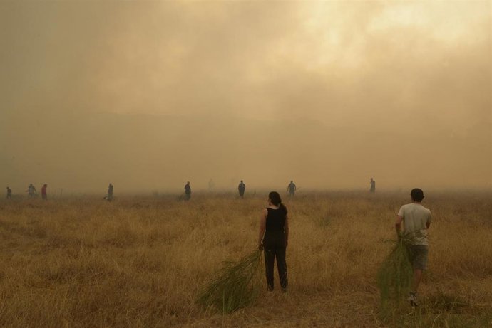 Veciños e veciñas de Vilela mentres se achegaban as chamas á localidade.