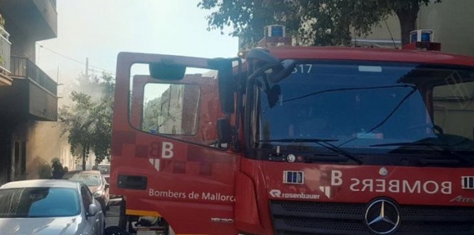 Bomberos de Mallorca durante las labores de extinción del incendio declarado en el garaje de un edificio en Porto Cristo