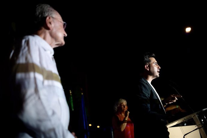 El pregonero de la Feria de Málaga 2025 Javier Castillo y el alcalde de Málaga, Francisco de la Torre.