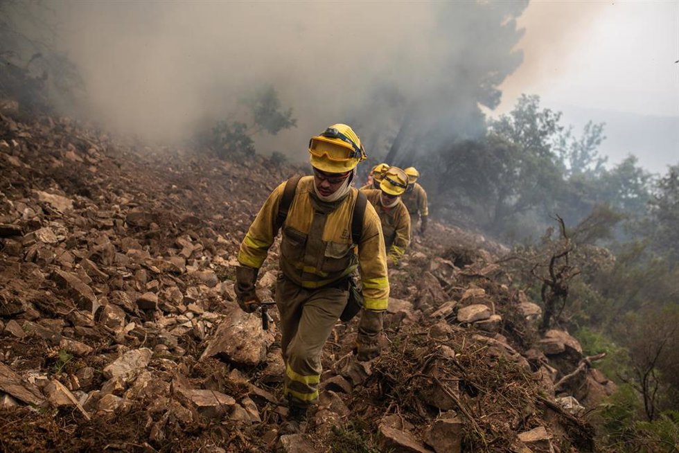 Archivo - Bomberos trabajan en la extinción del incendio.