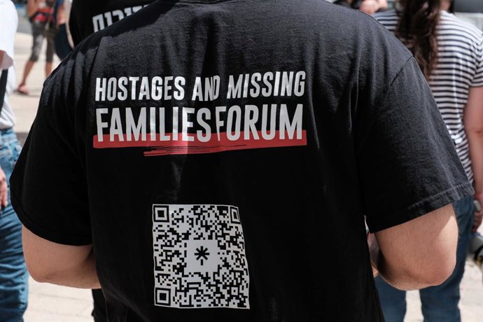 Archivo - July 1, 2025, Jerusalem, Israel: Demonstrators outside the Prime Minister's office call for an immediate hostage deal to save the remaining 50 Israelis held in Gaza for 634 days. Frustration mounts as the government cabinet meets with an agenda 