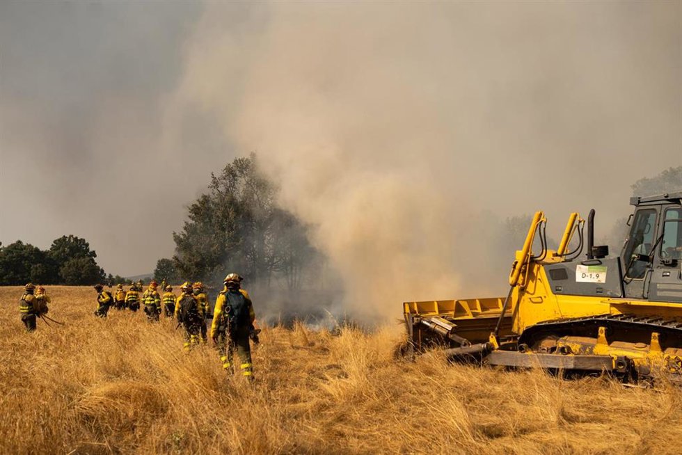 Bomberos continúan los trabajos de extinción para sofocar el incendio en Molezuelas de la Carballeda, Zamora (España). 