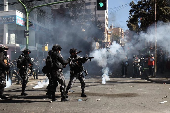 Archivo - 16 de maio de 2025, La Paz, La Paz, Bolívia: A polícia boliviana usou gás lacrimogêneo contra partidários de Evo Morales enquanto eles marchavam em direção ao Supremo Tribunal Eleitoral para exigir que ele fosse autorizado a concorrer nas eleiçõ