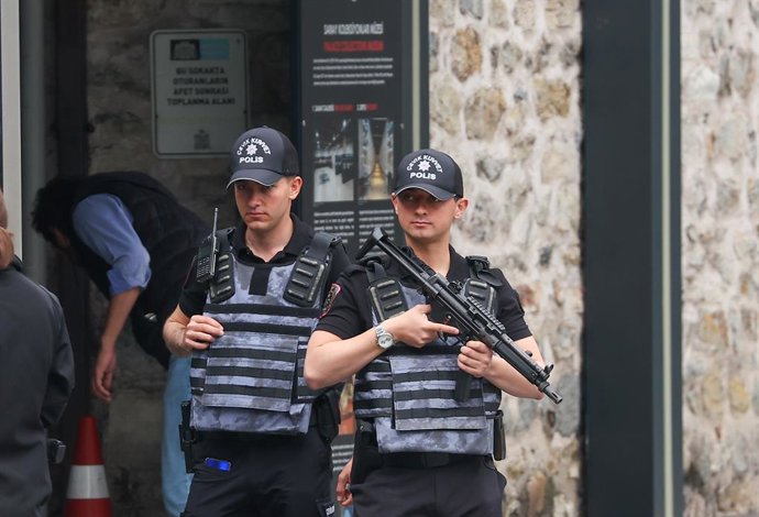 Archivo - RUSSIA, ISTANBUL - MAY 16, 2025: Police officers outside a presidential office at the Dolmabahce Palace, in Besiktas District where Russian-Ukrainian talks are expected to be held