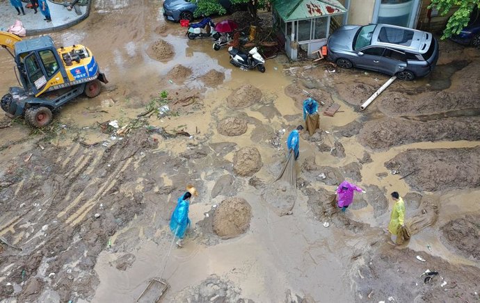 ZHAOQING, 6 de agosto de 2025 -- Uma foto aérea tirada por drone em 6 de agosto de 2025 mostra membros da equipe limpando o lodo no distrito de Dinghu da cidade de Zhaoqing, na província de Guangdong, no sul da China.   A Comissão Nacional de Prevenção, R