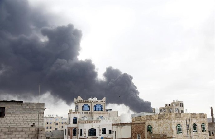 Archivo - Humo cerca de la capital de Yemen, Saná, tras un ataque llevado a cabo por Israel (Archivo)