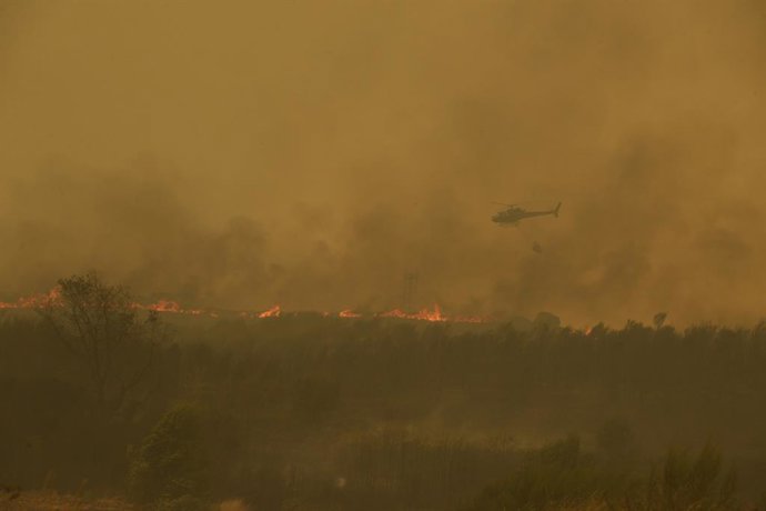 Extinción del fuego en la carretera de acceso a la población de Cualedro, a 15 de agosto de 2025, en Cualedro, Monterrei, Ourense, Galicia (España). La superficie quemada en la provincia de Ourense supera las 31.000 hectáreas, con 11.000 solo en Chandrexa
