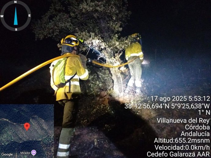 Bombeiros do Plan Infoca estabilizam o incêndio em Villanueva del Rey.