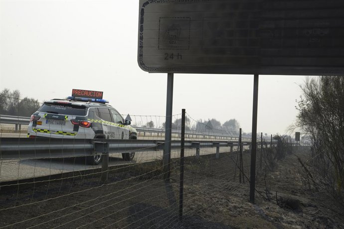Situação na rodovia A52, em 15 de agosto de 2025, em Ourense, Galícia (Espanha). A área queimada na província de Ourense ultrapassa 31.000 hectares, sendo 11.000 hectares somente em Chandrexa de Queixa. A onda de incêndios florestais que assola a Galícia 