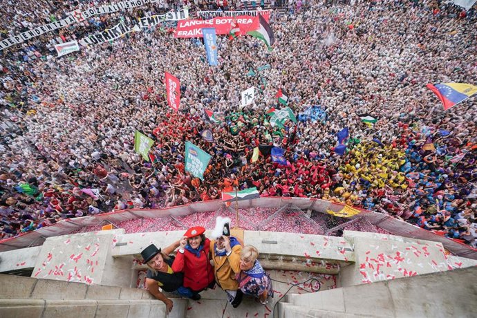 Cientos de personas durante el comienzo de la Semana Grande de Bilbao 2025, en el centro de la ciudad, a 16 de agosto de 2025, en Bilbao, Vizcaya, País Vasco (España). La Bilboko Aste Nagusia es la principal fiesta de Bilbao, que se celebra anualmente dur