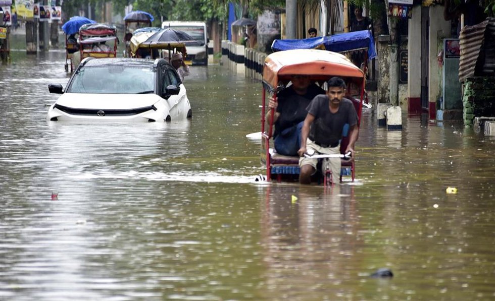 Un vehículo intenta circular por una carretera en Guwahati, en India