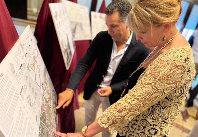 Archivo - La alcaldesa de Huelva, Pilar Miranda, junto al primer teniente de alcalde de Urbanismo y Medio Ambiente, Felipe Arias.