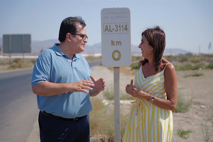 El diputado de Fomento, Antonio J. Rodríguez, junto a la concejal de Obras Públicas, Mantenimiento, Accesibilidad y Economía Azul del Ayuntamiento de Almería, Sacramento Sánchez.
