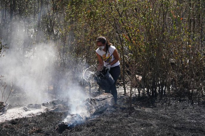 Vecinos continúan apagando algunos puntos calientes, a 16 de agosto de 2025, en Cerezal de Puertas, La Ramajería, Salamanca, Castilla y León (España). 