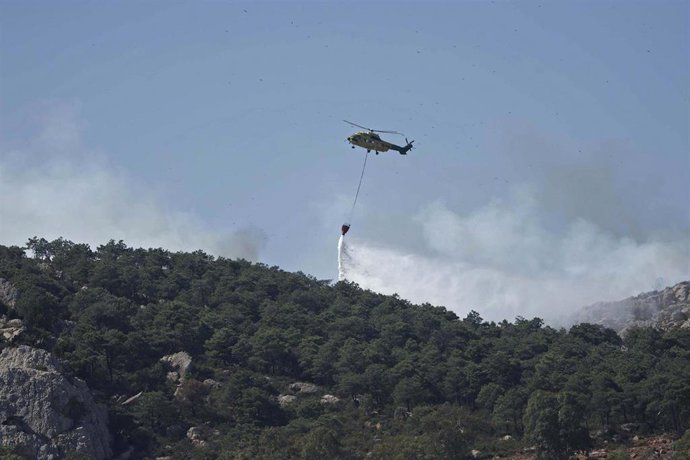 Medios terrestres y aéreos operan en el incendio declarado en el paraje Sierra de la Plata, cercano a la playa de Bolonia. 