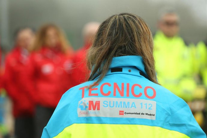 Archivo - Una técnico del Servicio de Urgencia Médica de la Comunidad de Madrid, SUMMA 112, interviene durante una Yincana Sanitaria, en el recinto ferial de Las Rozas, a 21 de diciembre de 2022, en Las Rozas, Madrid (España). 