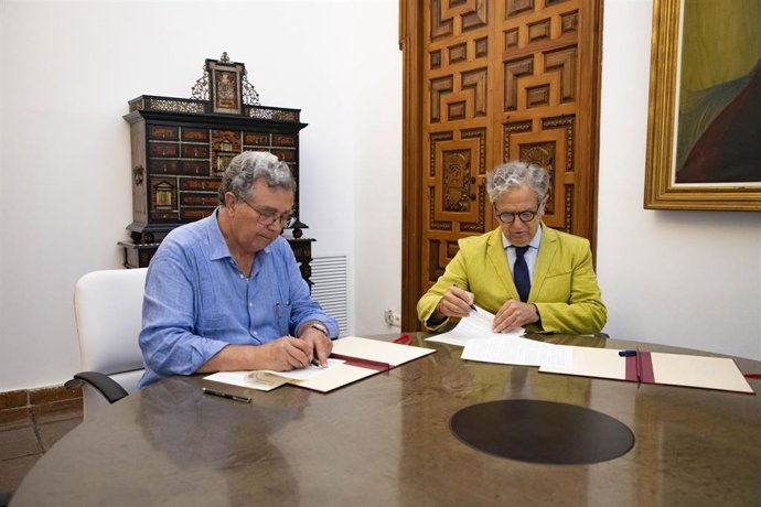 El presidente de la institución provincial, Salvador Fuentes, firmando el convenio con la Real Academia de Ciencias, Bellas Letras y Nobles Artes.