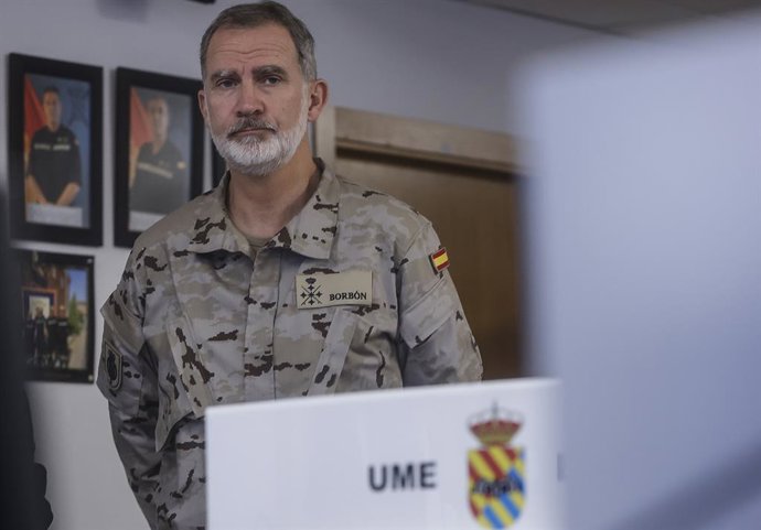 Archivo - El Rey Felipe VI visita la Base Militar 'Jaime I', a 12 de noviembre de 2024, en Bétera, Valencia, Comunidad Valenciana (España). El Rey Felipe VI efectúa hoy su segunda visita a la Comunidad Valenciana tras el paso de la DANA el pasado 29 de oc