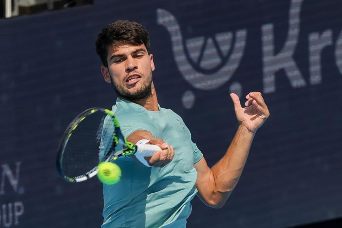 15 August 2025, US, Mason: Spanish tennis player Carlos Alcaraz plays a forehand return against Russia's Andrey Rublev during their men's singles quarterfinal match at the Cincinnati Open at the Lindner Family Tennis Center. Photo: Scott Stuart/ZUMA Press