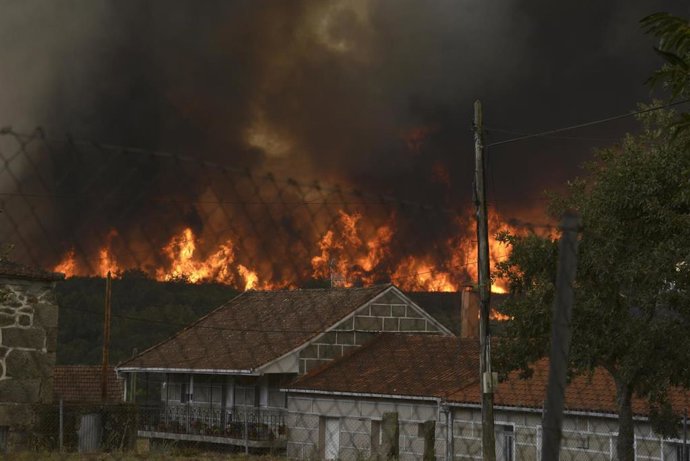 Incendio forestal se acerca a Vilela, a 15 de agosto de 2025, en Vilela, Cualedro, Monterrei, Ourense, Galicia (España). 