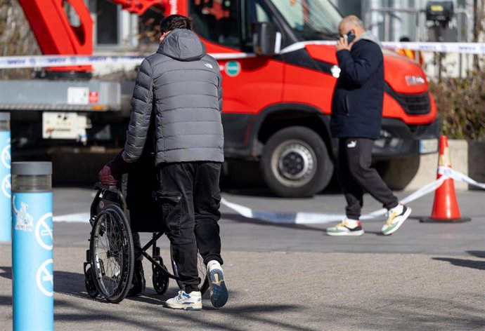 Archivo - Joven mpuja una silla de ruedas, a 3 de febrero de 2025, en Madrid (España).