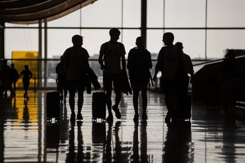 Pasajeros con maletas, en el Aeropuerto Adolfo Suárez Madrid-Barajas, a 14 de agosto de 2025, en Madrid (España).