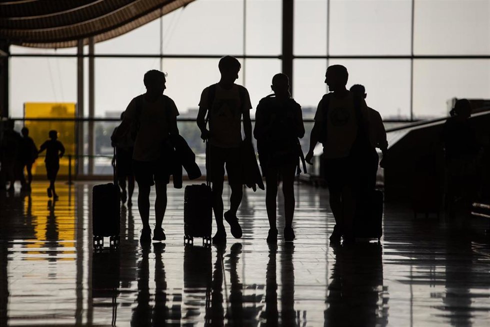 Pasajeros con maletas, en el Aeropuerto Adolfo Suárez Madrid-Barajas, a 14 de agosto de 2025, en Madrid (España).