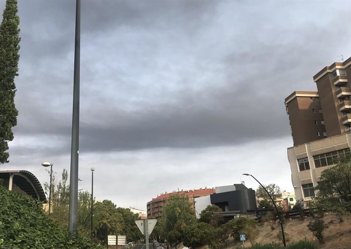 Columna de humo visible en Zaragoza debido a un incendio en una nave que almacena neumáticos en el PTR