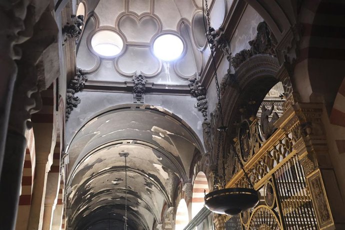 Interior de la Mezquita-Catedral de Córdoba afectado por el incendio ocurrido el viernes, a 9 de agosto de 2025. 