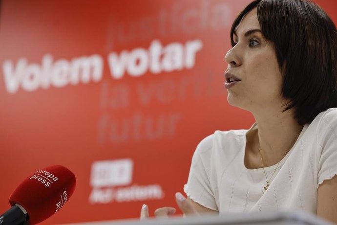 A Ministra da Ciência, Inovação e Universidades, Diana Morant, durante uma entrevista para a Europa Press, em 7 de agosto de 2025, em Valência, Comunidade Valenciana (Espanha). Morant é uma engenheira de telecomunicações e política espanhola, atualmente M