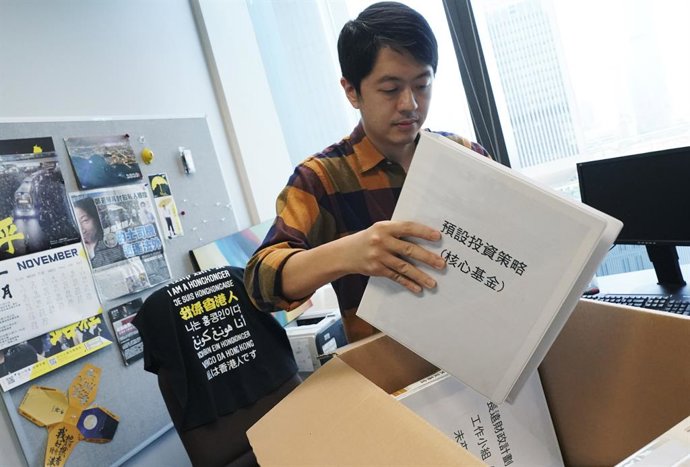 Archivo - 27 de novembro de 2020, HONG KONG, CHINA: O ex-legislador Ted Hui Chi-fung faz as malas em seu escritório enquanto se despede do Conselho Legislativo após a renúncia em massa dos legisladores pan-democráticos no início deste mês. 27NOV20 SCMP / 