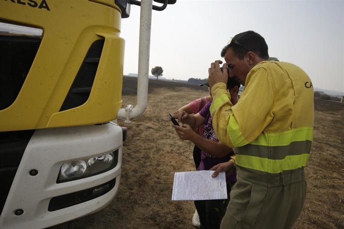 Personal de emergencias tras los incendios, a 13 de agosto de 2025, en Herreros de Jamuz, León, Castilla y León (España). 
