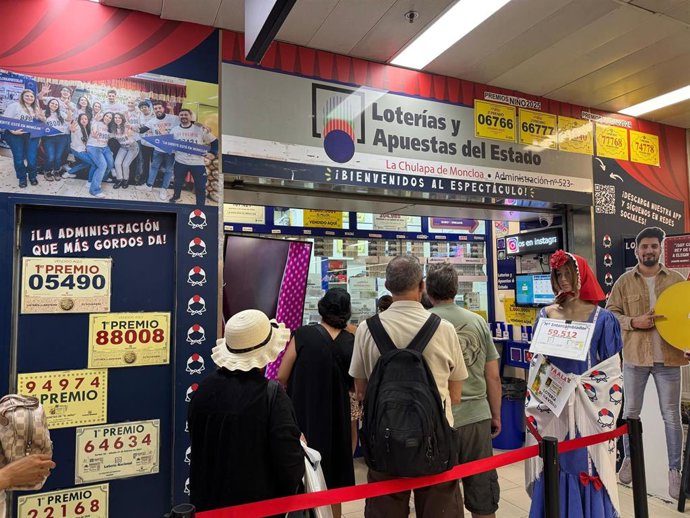 Administración de lotería 'La Chulapa de Moncloa', en el Intercambiador de Moncloa, en Madrid (España).