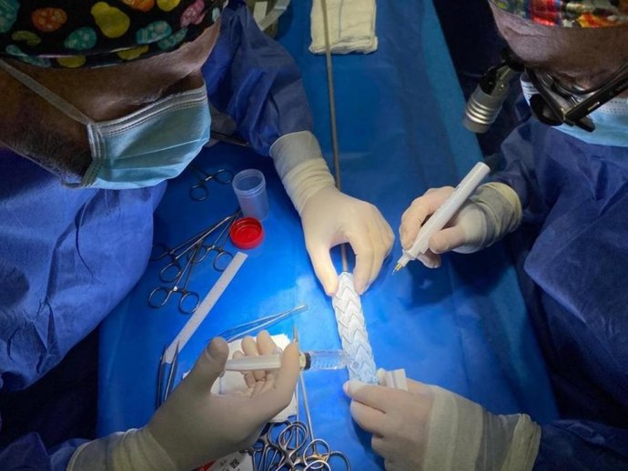 Preparación de la prótesis aórtica en quirófano.