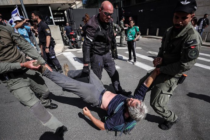 Archivo - Arquivo - 05 de maio de 2025, Israel, Jerusalém: Forças de segurança israelenses removem um manifestante durante um protesto em Jerusalém contra o governo israelense e o primeiro-ministro Benjamin Netanyahu, e em apoio à libertação de todos os r