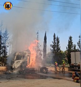 Bomberos extinguen un incendio de un camión que se ha extendido a unos cipreses en Quart de Poblet (Valencia)