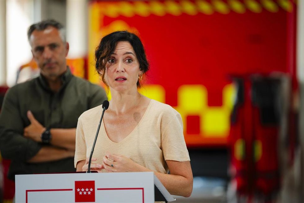La presidenta de la Comunidad de Madrid, Isabel Díaz Ayuso, interviene durante su visita al Parque Central de Bomberos, a 17 de agosto de 2025, en Las Rozas, Madrid (España). Ayuso ha hecho balance de las intervenciones realizadas en el marco de la camp