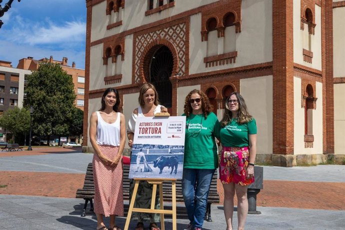 La diputada del grupo mixto y portavoz de Somos Asturies en la Junta General del Principado de Asturias, Covadonga Tomé, junto a Laura Tuero, de su partido, y representantes de Asturies Antitaurina.