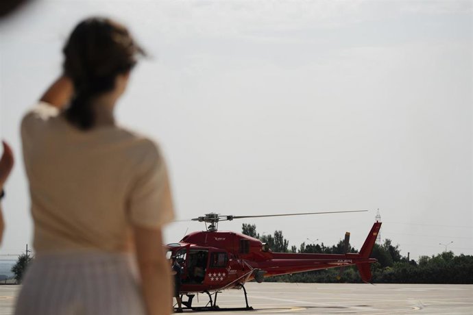 La presidenta de la Comunidad de Madrid, Isabel Díaz Ayuso, durante su visita al Parque Central de Bomberos, a 17 de agosto de 2025, en Las Rozas, Madrid (España). Ayuso ha hecho balance de las intervenciones realizadas en el marco de la campaña INFOMA 20