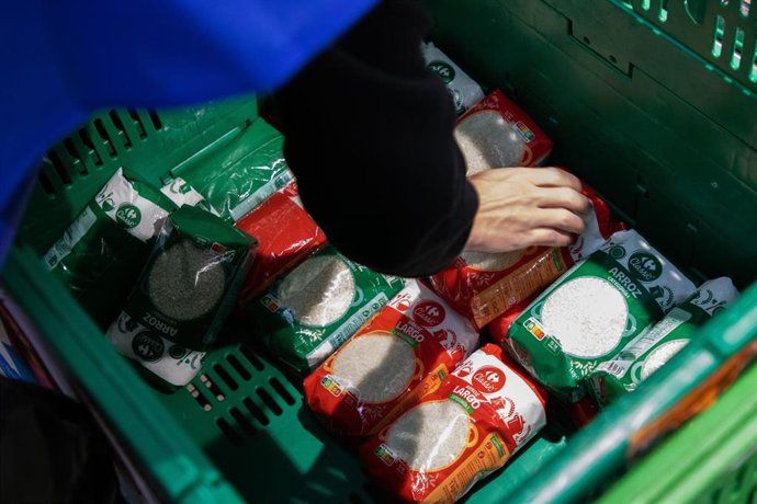 Archivo - Caja llena de bolsas de arroz, a 22 de noviembre de 2024, en Alcobendas, Madrid (España). 