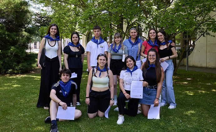 Archivo - Personas mentoras del proyecto Ruiseñor-Urretxindorra posan tras la sesión final de este curso académico.