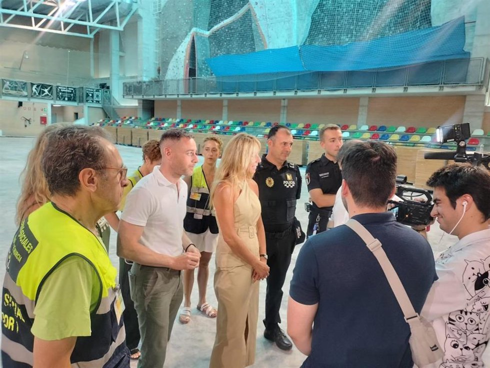 La concejal de Bienestar Social, Salud y Familia, Pilar Torres, y el edil de Deportes, Miguel Ángel Noguera, han visitado junto al SEMAS y Protección Civil el Pabellón Cagigal para supervisar el dispositivo