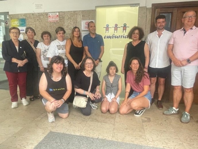 La consejera de Derechos Sociales y Bienestar, Marta del Arco (de pie, tercera por la derecha), junto a los voluntarios, familias y usuarios de la Asociación Emburria.