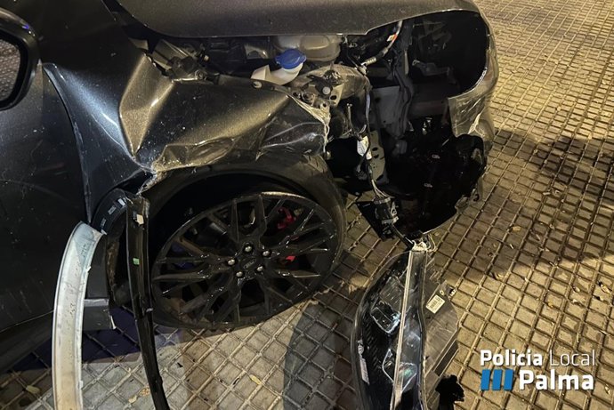 Un vehículo con signos de colisión