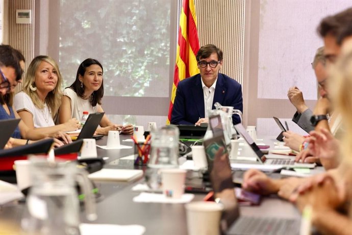 Salvador Illa y Núria Parlon en la reunión de coordinación para abordar la ola de calor y los incendios en Catalunya, en el Cecat