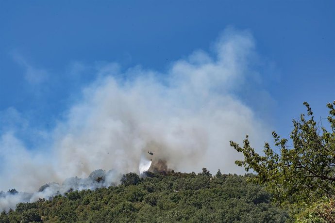 Un helicóptero colabora en las labores de extinción del fuego, a 14 de agosto de 2025, en Cáceres, Extremadura (España). 