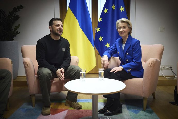 Archivo - Arquivo - 19 de dezembro de 2024, Bruxelas, Bélgica: O presidente da Ucrânia, Volodymyr Zelenskyy, e a presidente da Comissão Europeia, Ursula von der Leyen, à direita, durante uma reunião bilateral à margem da Cúpula do Conselho Europeu na sede