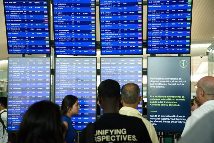 Archivo - Paneles de llegadas y salidas en el aeropuerto de Josep Tarradellas Barcelona - El Prat, a 19 de julio de 2024, en Barcelona, Catalunya (España). Aena ha informado hoy de que debido a una caída en su sistema informático se han producido alteraci