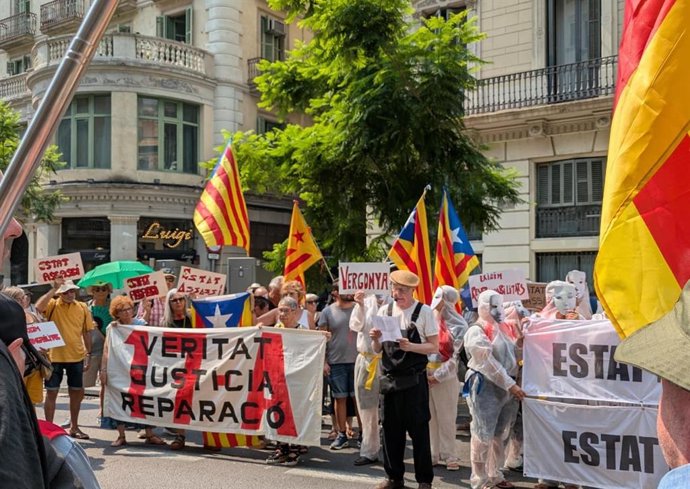 Manifestantes delante de la Jefatura de Policía de Via Laietana